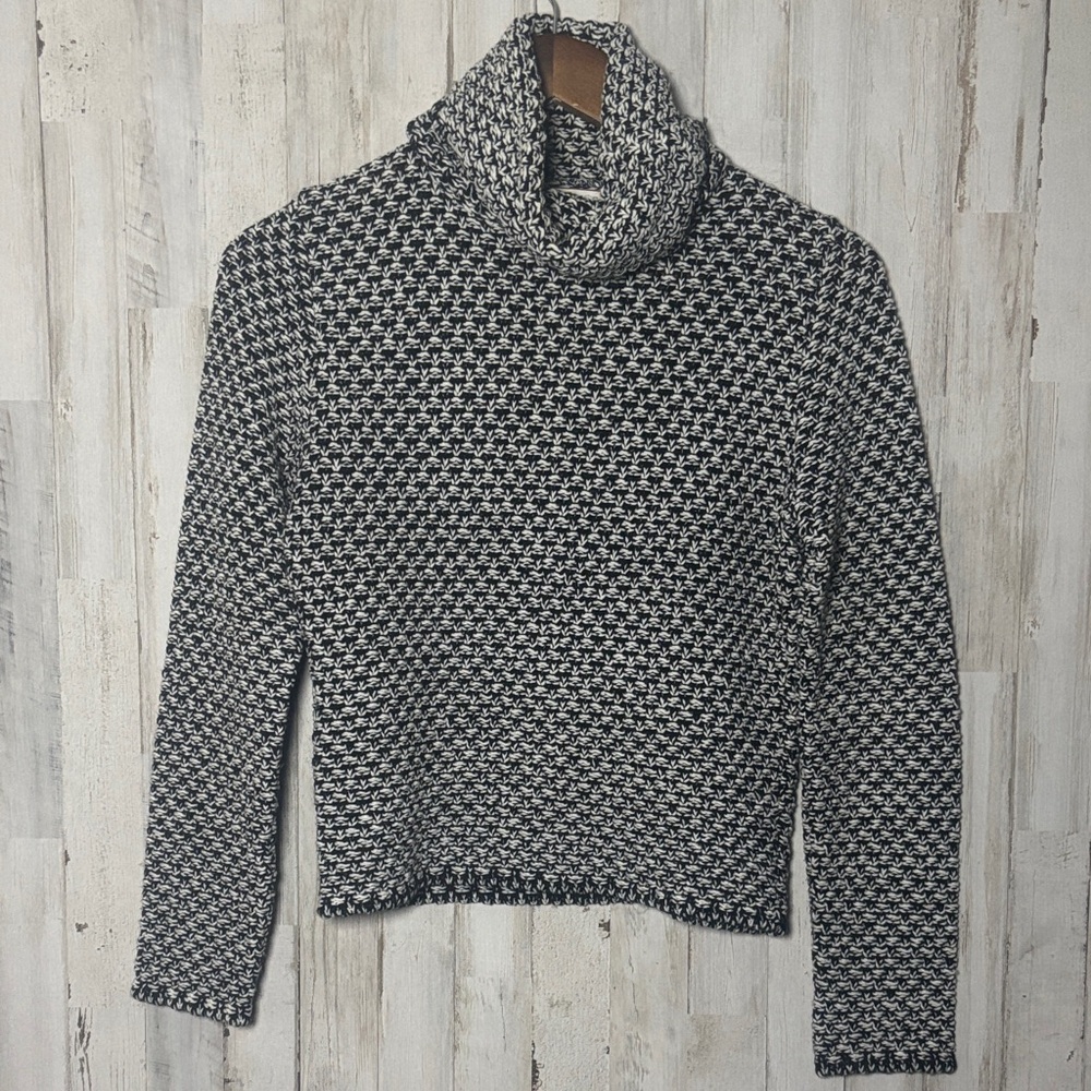 Cozy Black & White Turtleneck Sweater‎ - Women